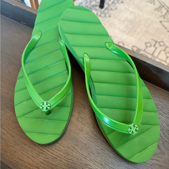Vibrant Green Tory Burch Quilted Sandals with Decorative Detail - Picture 5 of 6